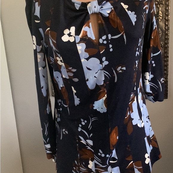 ST. JOHN FLORAL PRINT BLOUSE WITH KEY HOLE CUT OUT IN FRONT. SIZE SMALL - Picture 3 of 6